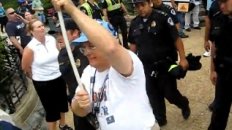 Teabaggers Can't Handle A Little Dissent