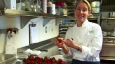 Chow Tips: How to Choose the Best Strawberries